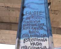 "Gebet eines Arbeitslosen" - Gedicht von Juan Gelman, gemalt auf einen Autobahnpfeiler in Buenos Aires